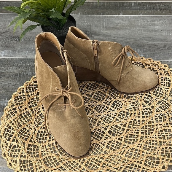 LUCKY Shylow Beige Wedge Zippered Ankle Boot Size 7 - Picture 8 of 13